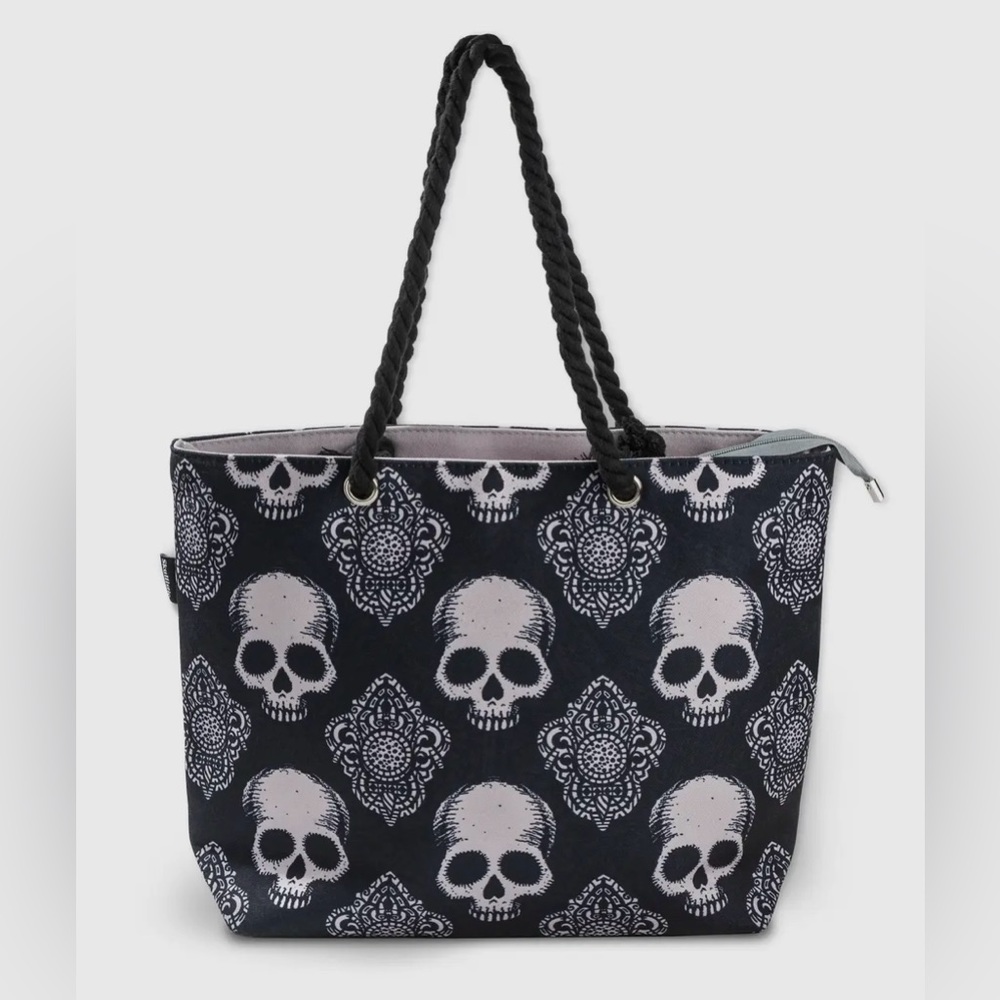 Large canvas tote bag w/zipper. Brand Skullistic. Color Black & grey.